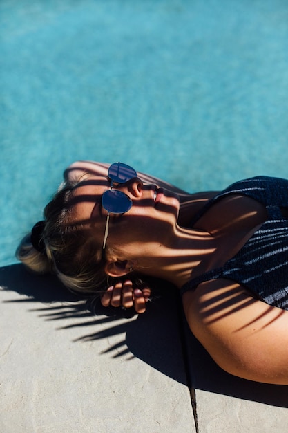 Foto eine frau entspannt sich am pool