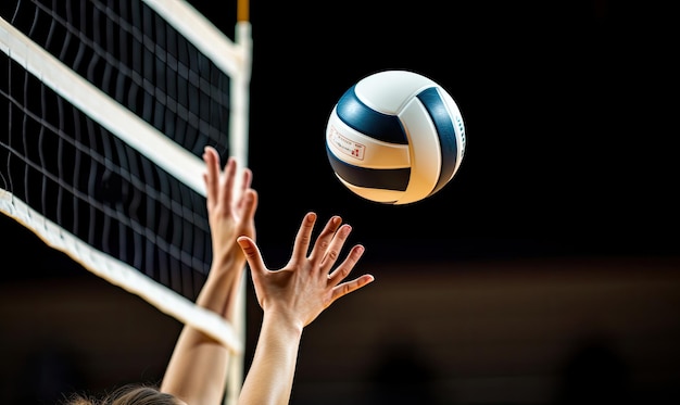 Eine Frau erreicht den Volleyball-Schlag