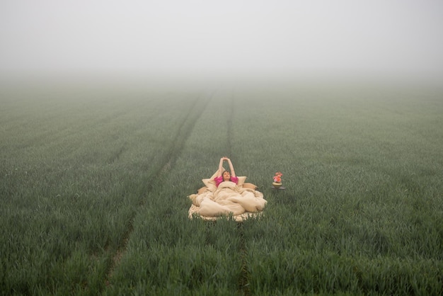 Eine Frau erwacht auf einem Feld im Freien