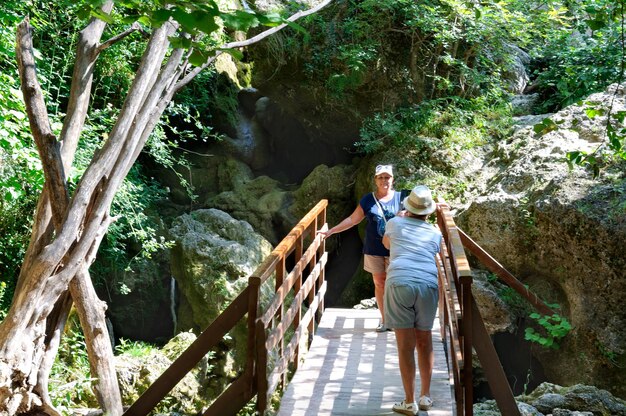 Eine Frau fotografiert eine andere Frau vor dem Hintergrund von Felsen