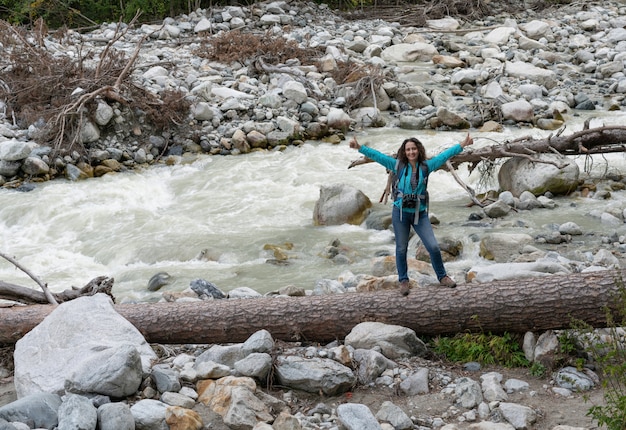 Eine Frau fotografiert einen Fluss in den Bergen des Nordkaukasus.