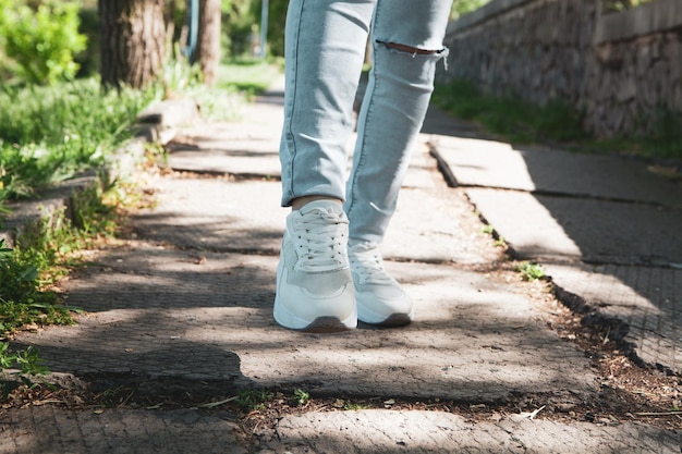 Eine Frau geht im Park spazieren