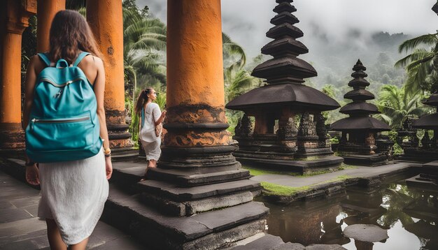 Foto eine frau geht vor einem tempel mit einer frau in einem kleid