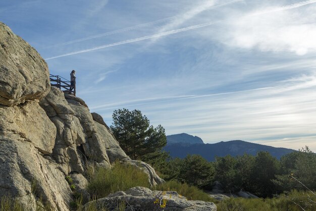 Eine Frau genießt die Landschaft von einem Aussichtspunkt im Sierra de Guadarrama Nationalpark