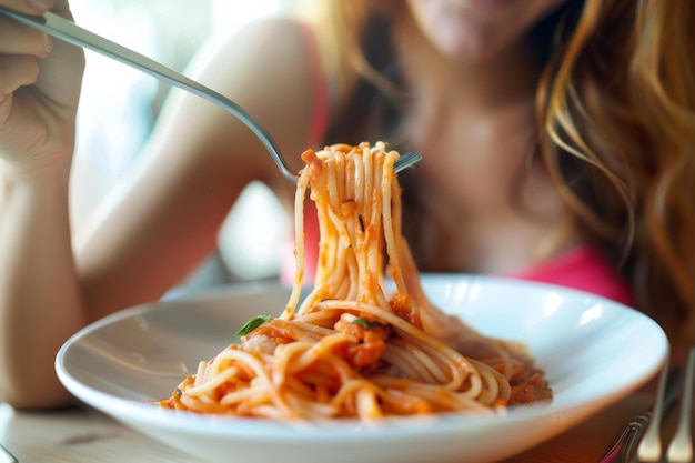 Foto eine frau genießt ein köstliches heißes pasta-gericht in einem gemütlichen café und genießt jeden bissen mit freude