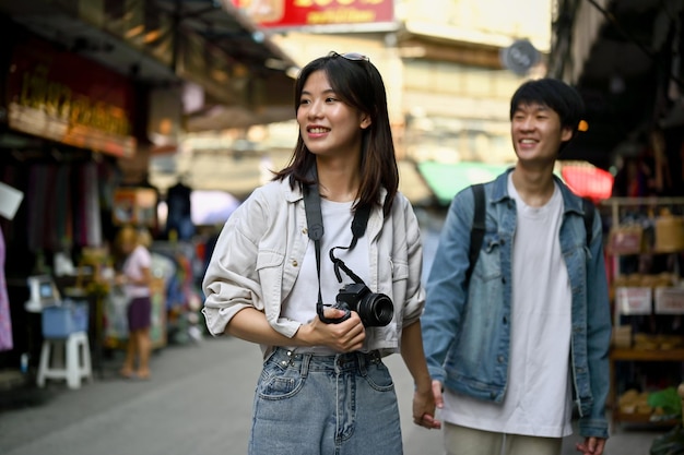 Eine Frau genießt es, mit ihrem Freund Fotos zu machen und den Altstadtmarkt zu besichtigen