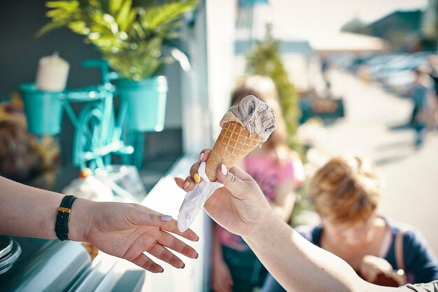 Foto eine frau gibt einem mann ein eis