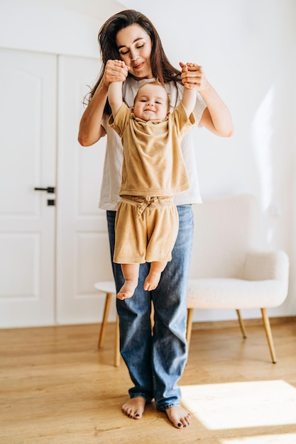 Foto eine frau hält ein baby in den armen