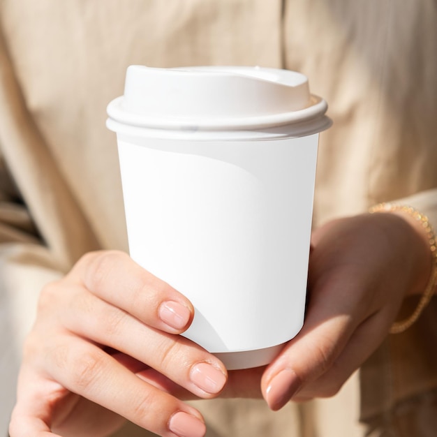 Eine Frau hält ein Kaffeetasse-Designelement