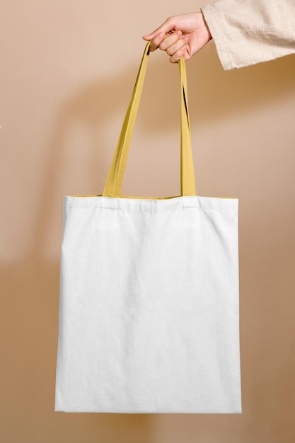 Eine Frau hält ein Mockup einer Tasche in der Hand