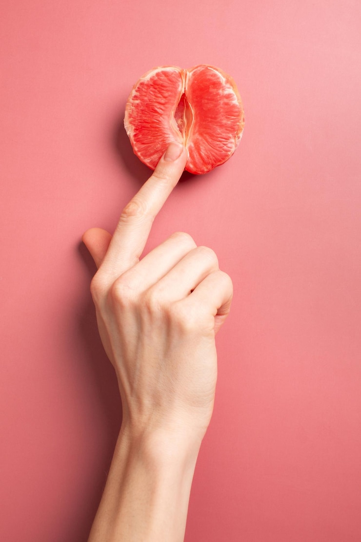 Foto eine frau hält eine grapefruit an ihrem höschen konzept-masturbation