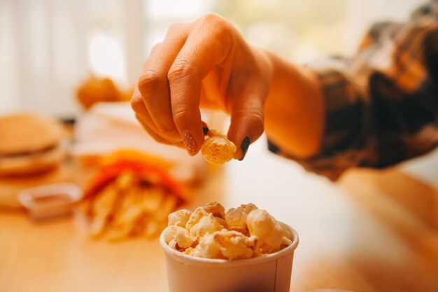 Eine Frau hält eine Schüssel Popcorn