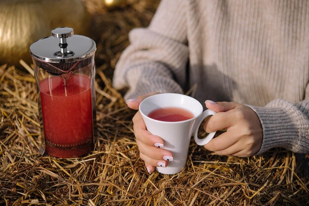 Eine Frau hält eine Tasse Tee aus nächster Nähe