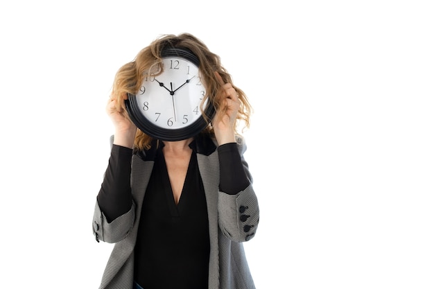 Eine Frau hält eine Uhr vor ihrem Gesicht isoliert auf weiß