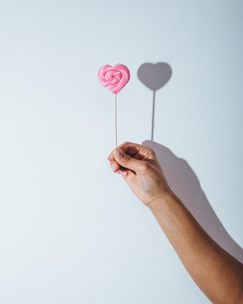 Foto eine frau hält einen lolli in der hand