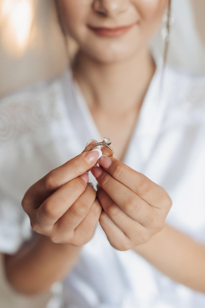 Eine Frau hält einen Ring in der Hand