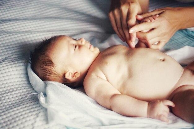 Foto eine frau hält ihr baby zu hause in der hand