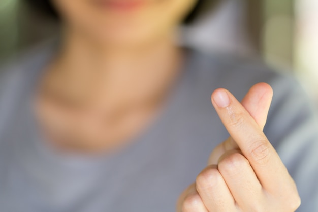 Foto eine frau hand macht ein herzschild