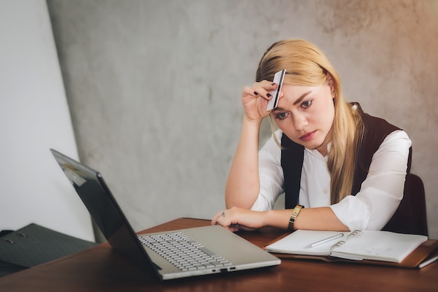 Eine Frau hat Probleme mit Online-Shopping mit Angst. Online-Sicherheitskonzepte.