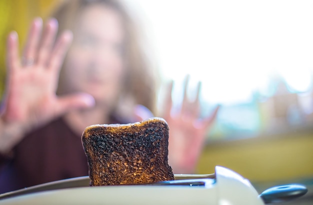 Eine Frau hatte einen Toast verbrannt