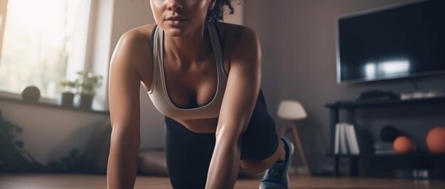 Eine Frau hockt auf einer Matte in einem Fitnessstudio