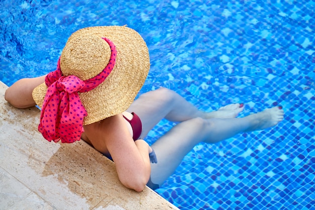 Eine Frau im entspannenden Pool