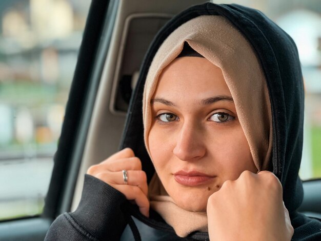 Eine Frau in einem Auto, die einen Hijab trägt