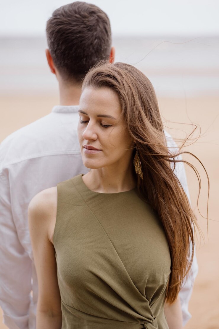 Foto eine frau in einem kleid geht am strand am meer ein verliebtes paar auf einem date