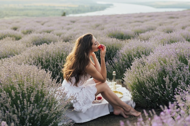 Eine Frau in einem Lavendelfeld