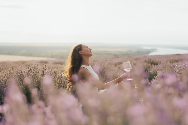 Foto eine frau in einem lavendelfeld