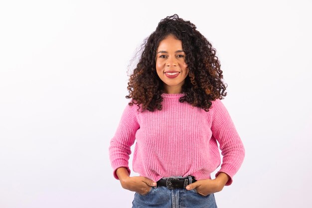 Eine Frau in einem rosa Pullover lächelt und lächelt.