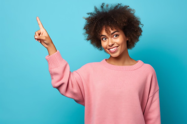 Eine Frau in einem rosa Pullover zeigt mit dem Finger nach oben nach rechts.