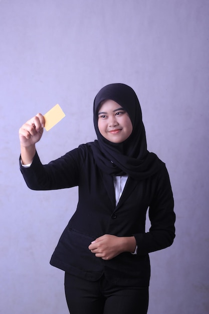 Eine Frau in einem schwarzen Anzug hält eine gelbe Karte, auf der steht: „Ich bin eine Frau. '