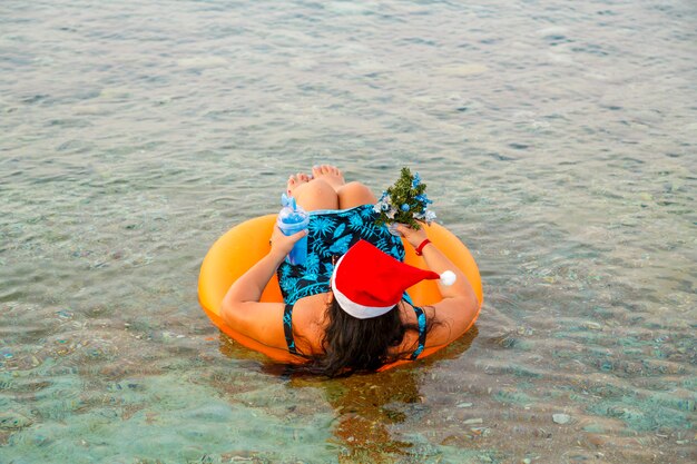 Eine Frau in einem Schwimmring