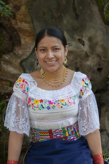 Foto eine frau in einem traditionellen kleid mit einer halskette und einer blume auf ihrer brust