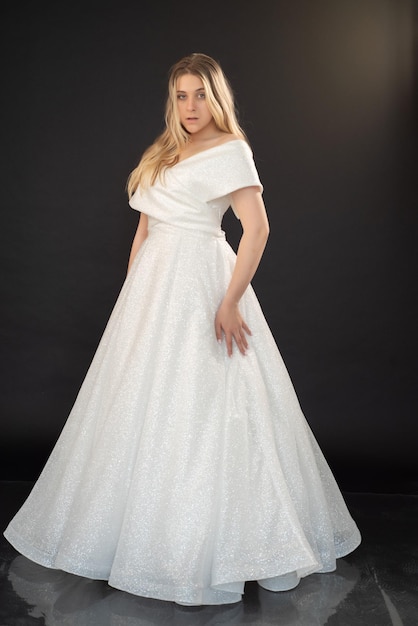 Eine Frau in einem weißen Hochzeitskleid