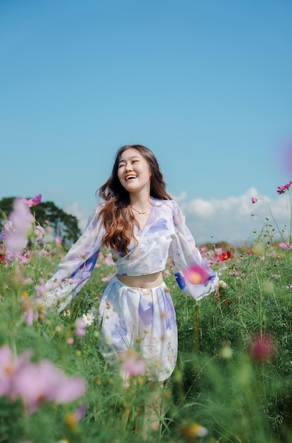 Foto eine frau in einer blumenwiese