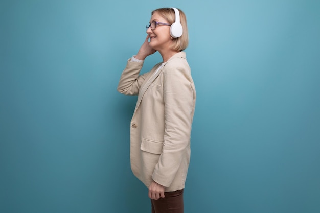 Eine Frau in einer Jacke beherrscht die Technik, im Studio Musik über Kopfhörer zu hören