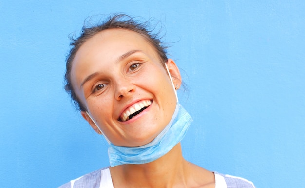 Foto eine frau in einer medizinischen maske lacht