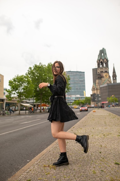 Eine Frau in voller Länge auf der Straße in der Stadt gegen den Himmel