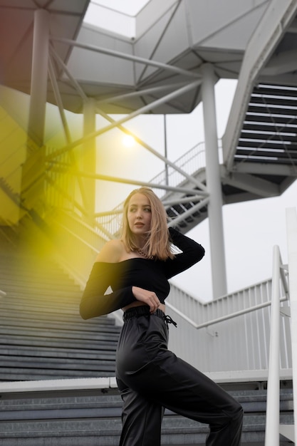 Foto eine frau in voller länge auf der treppe