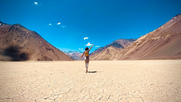 Eine Frau in voller Länge auf einer trockenen Landschaft gegen den Himmel