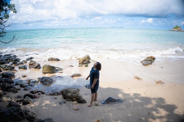 Foto eine frau in voller länge auf felsen am strand gegen den himmel