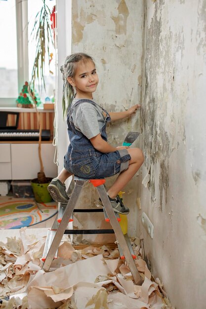 Foto eine frau in voller länge, die an der wand sitzt