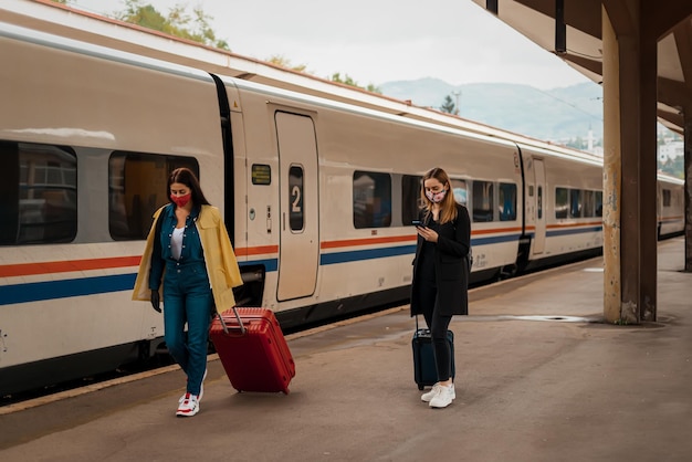 Eine Frau in voller Länge geht im Zug am Bahnhof