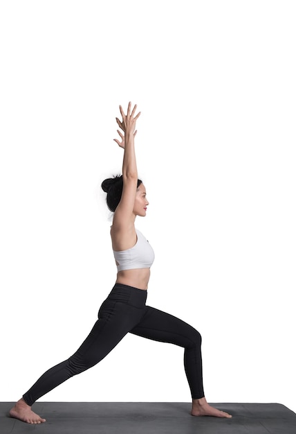 Eine Frau in voller Länge macht Yoga auf weißem Hintergrund
