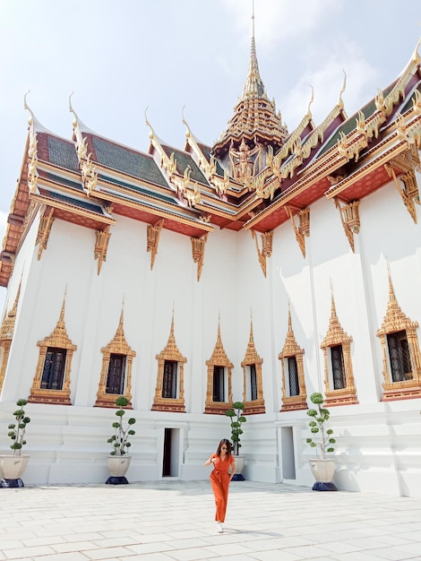 Eine Frau in voller Länge steht im Tempel