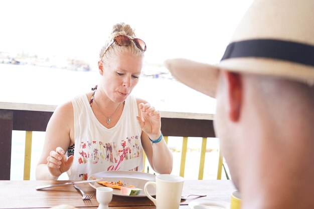 Foto eine frau isst in einem restaurant.