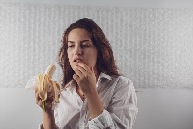Eine Frau isst zu Hause Bananen