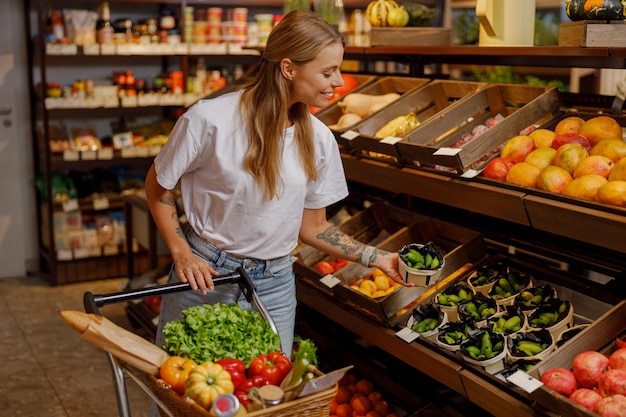 Eine Frau kauft frische Produkte auf einem belebten Markt und engagiert sich mit ihrer Gemeinde